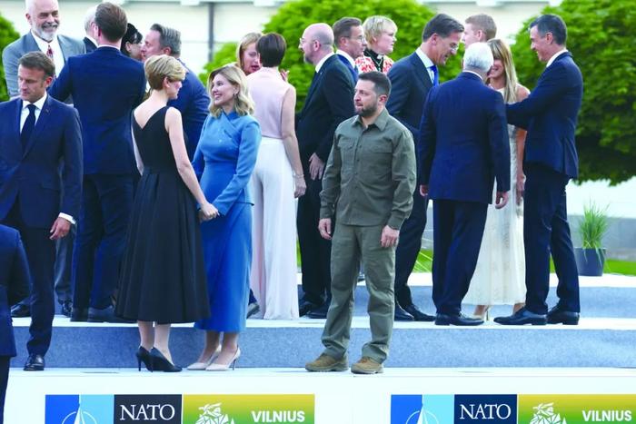  乌克兰总统泽连斯基与爱妻11日晚在立陶宛参加 北约峰会晚宴行径。（视觉中国）