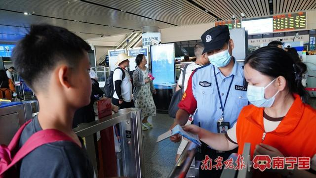 民警对未成年人进站使用的证件进行查验 通讯员 姚鹏鹏 摄