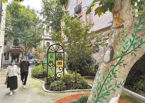             南昌路168弄小区弄口的口袋公园充满艺术感          