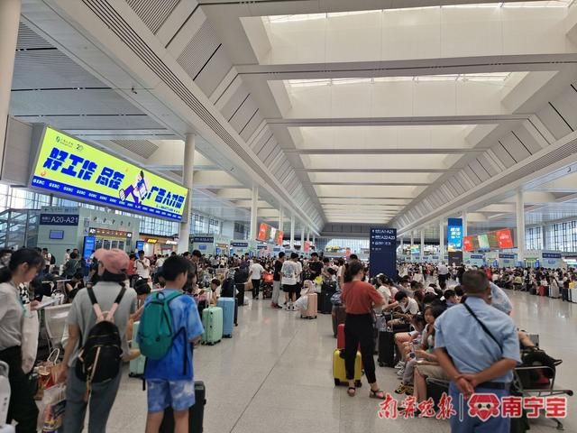 7月13日，在南宁东站，不少家长带着孩子在候车大厅等待检票 本报记者 周志英 摄