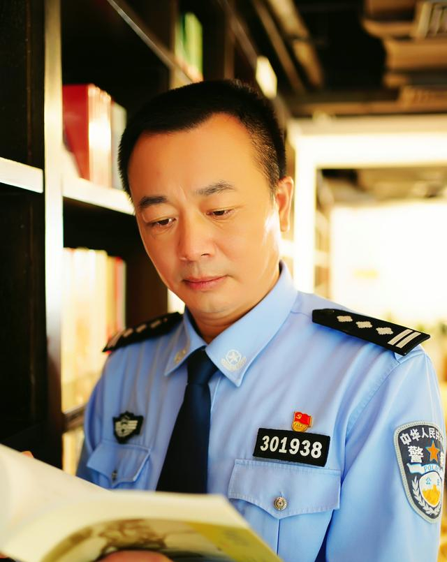 皇岗边检站执勤十六队一级警长黄国春30多年忠诚履行使命担当