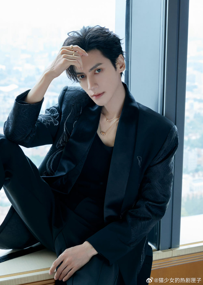 罗云熙|刺绣西装_新浪新闻