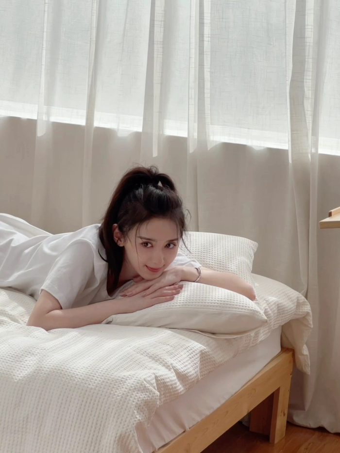 徐梓钧白色甜美私服写真