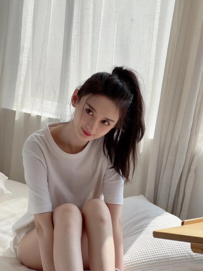 徐梓钧白色甜美私服写真|徐梓钧|私服|写真_新浪新闻