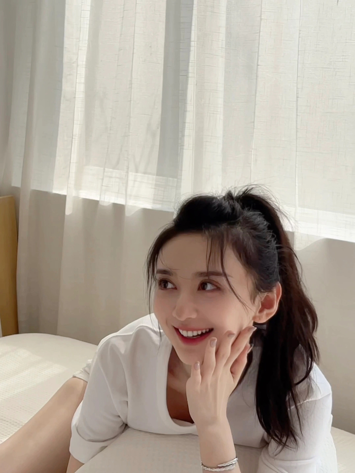 徐梓钧白色甜美私服写真