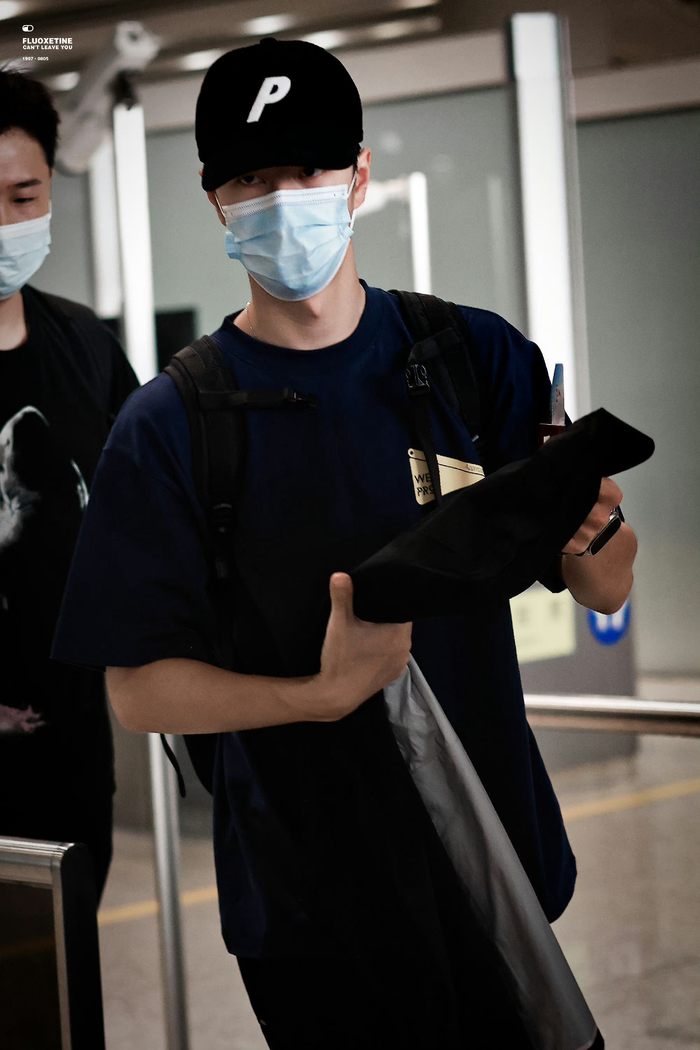 王一博机场出发饭拍 帽檐压低,单手插兜的酷盖|王一博_新浪新闻