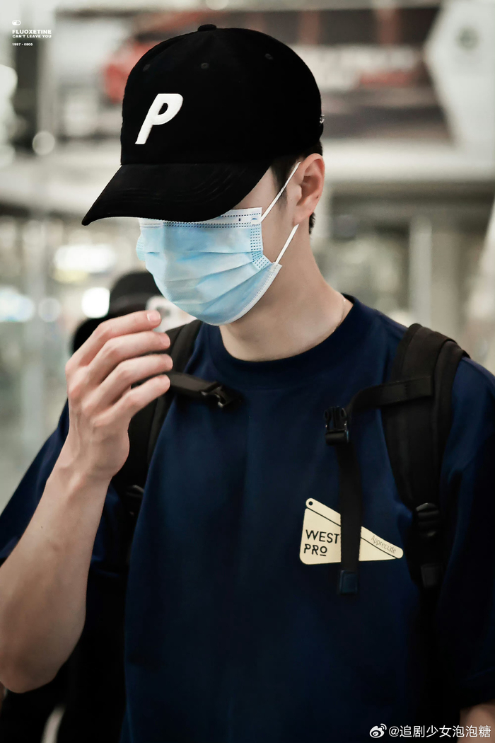 王一博今日机场出发路透来了,蓝色t恤搭配棒球帽帅气有型……|王一博