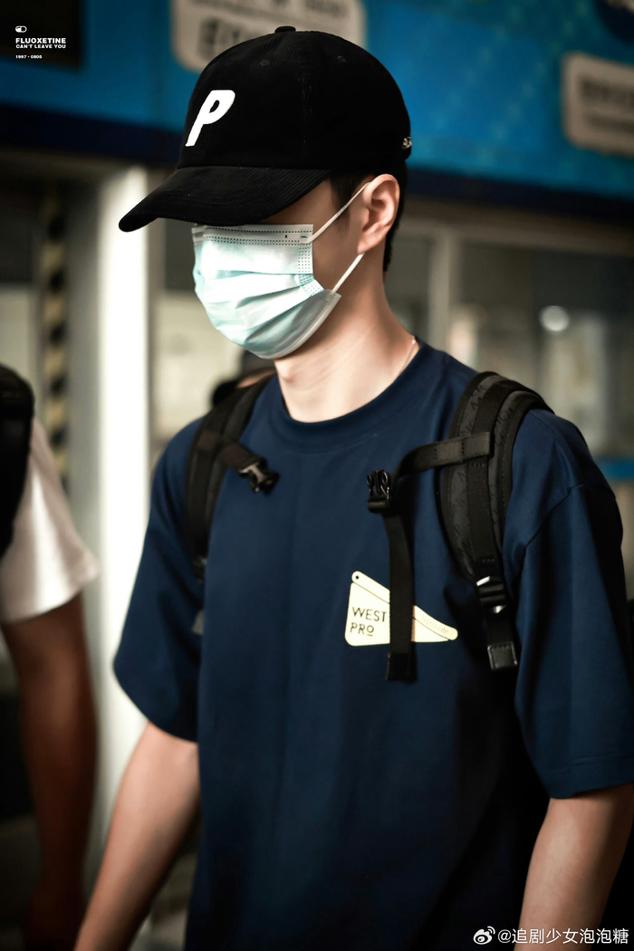 蓝色t恤搭配棒球帽帅气有型……|王一博|t恤_新浪新闻