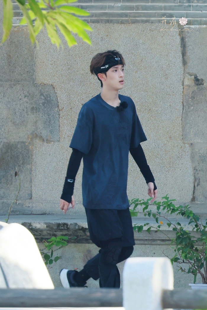 蓝色运动造型77发带运动感满满……|严浩翔|全员加速中_新浪新闻