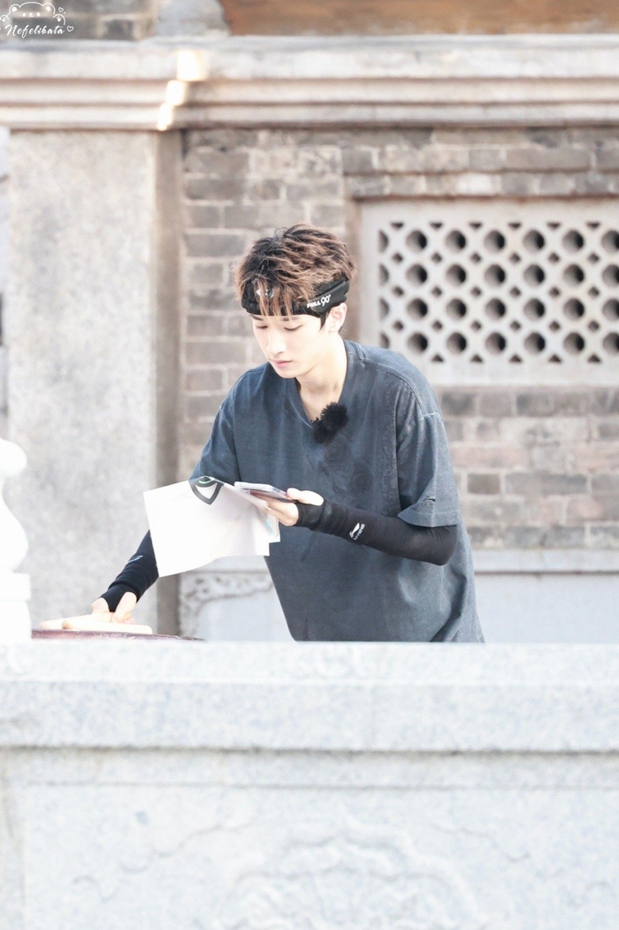 蓝色运动造型77发带运动感满满……|严浩翔|全员加速中_新浪新闻