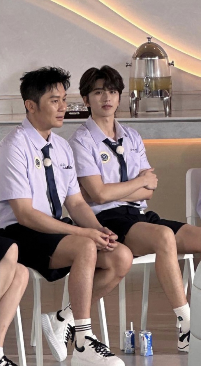 评论区热门都是周深,蔡徐坤粉丝很紧张|蔡徐坤|粉丝|泰国_新浪新闻