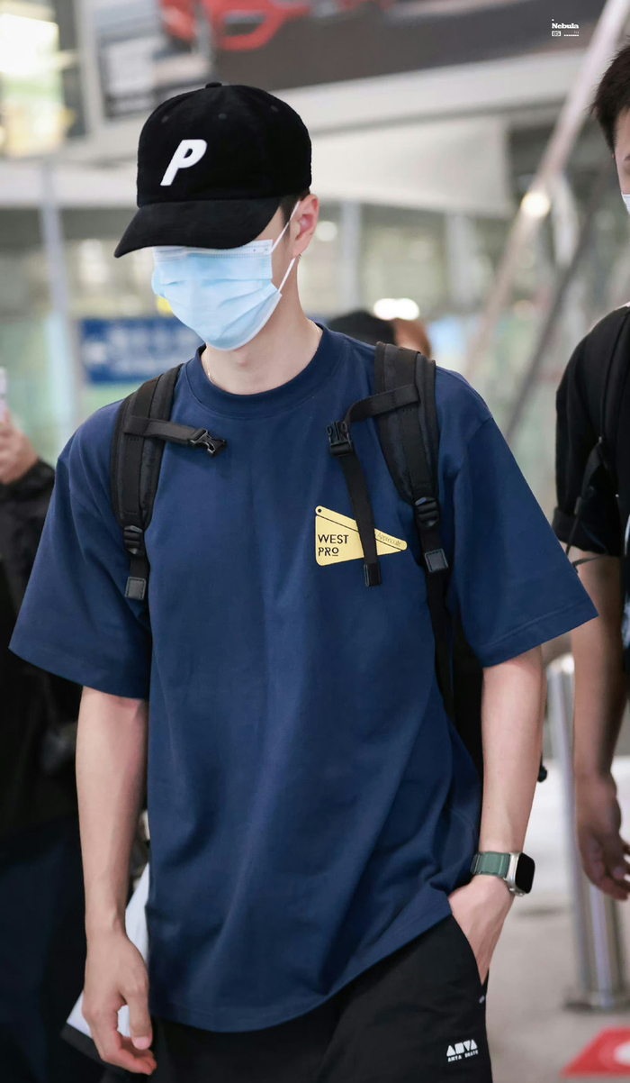 王一博今日机场路透,是酷盖出街太帅了吧|王一博_新浪新闻