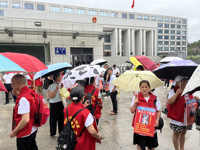 　7月14日，余华英涉嫌拐卖儿童案在贵阳市中院开庭。不少寻亲者聚集在法院门口，希望能找到线索。