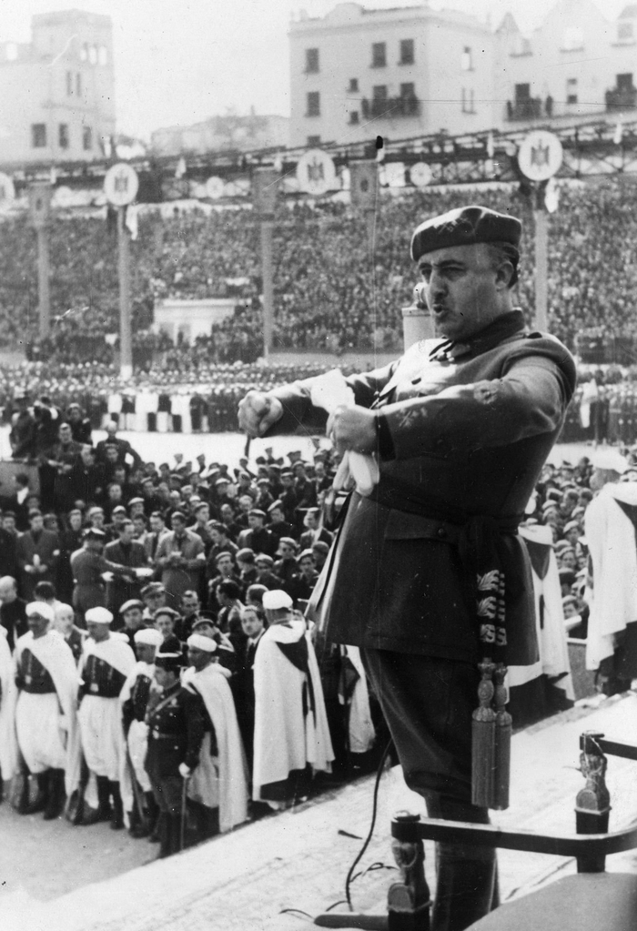 1939年11月6日，西班牙独裁者佛朗哥在马德里青年组织集会上发表讲话。