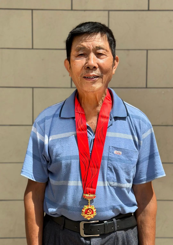 张灼宗想方设法接下一些手工活将材料分发给周边村子的人做以此帮助