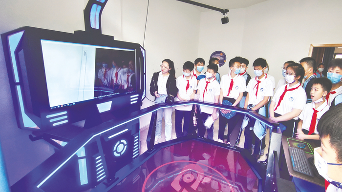     ◀在“小升初”衔接体验课程中，六年级学生走进中学校园，了解中学的学习和生活环境。    （学校供图）