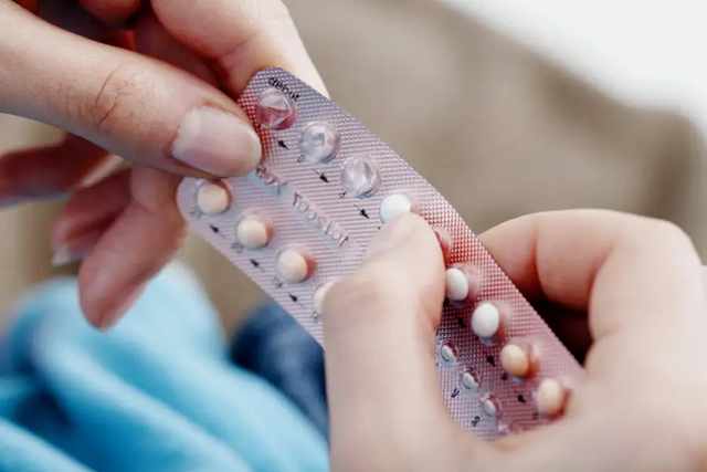 非处方避孕药可以降低女孩和少数族裔女性避孕的障碍。图片来源：Shutterstock / Image Point Fr