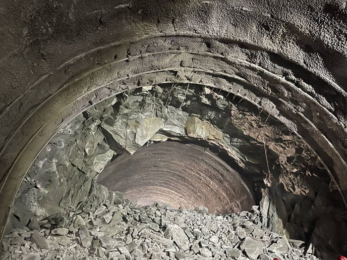 雅叶高速康定过境段跑马山2号隧道进口端与通风横洞实现双洞贯通|隧道