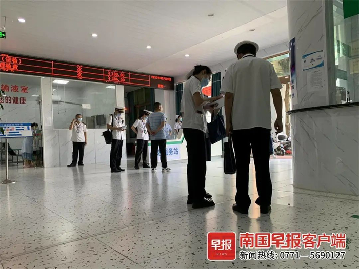 ▲5月29日，卫生监督部门的工作人员到南宁福康医院检查。南国早报全媒体记者 黄乒宾摄