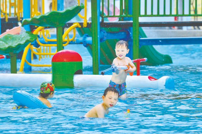     孩子们在李宁体育园游泳池戏水。    本报记者黄维业 摄