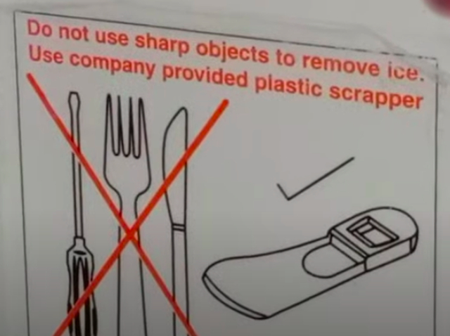 冰箱上的标识：不要用尖锐的物体除冰，而要用附赠的塑料铲，托来源：youtube/Forever Tech English