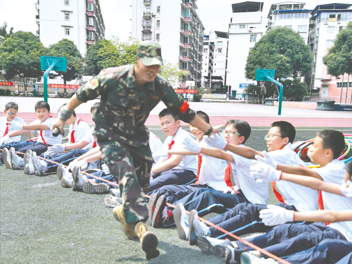     ◀六年级学生在专业教练的带领下开展“聚力团建”课程，深刻认识到团队合作的重要性。    （学校供图）