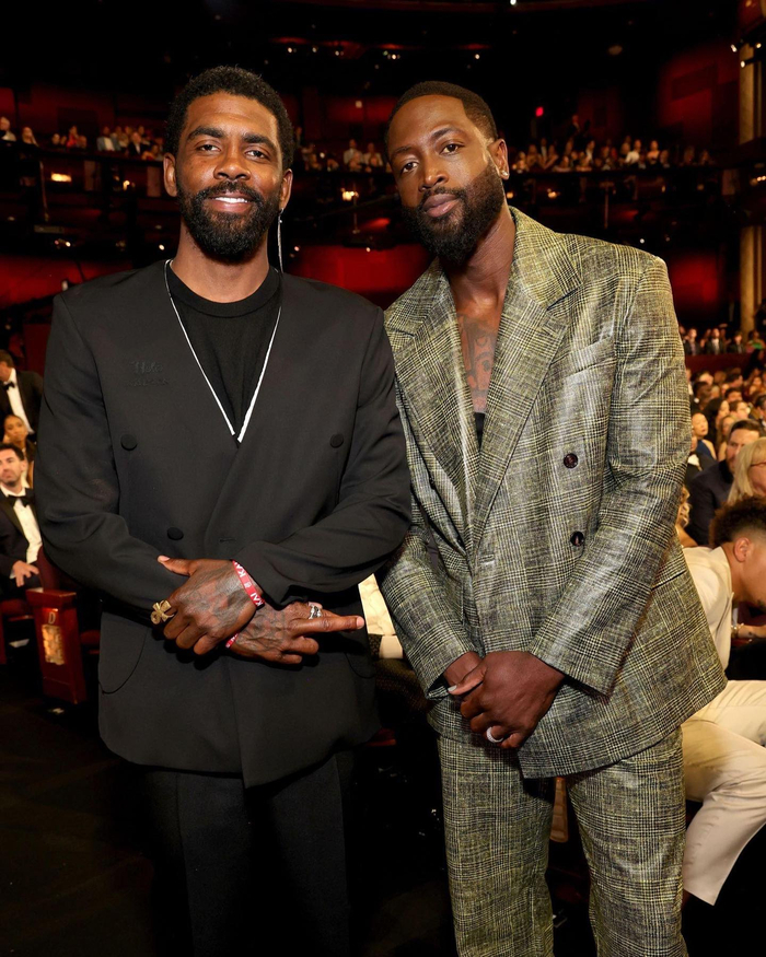 欧文携妻子出席espy颁奖典礼 与韦德和一众运动员合照|凯里·欧文