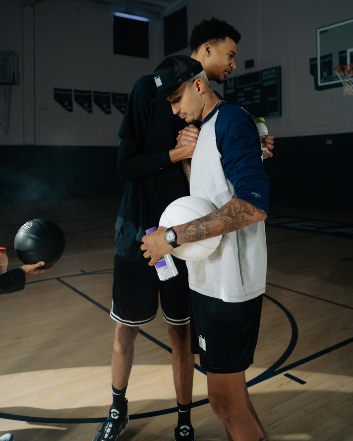 库兹马晒和文班亚马拍摄广告时的合影__财经头条