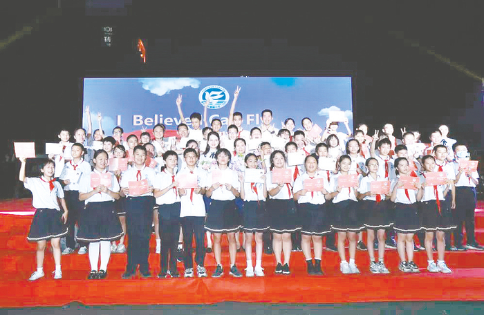     毕业典礼上，同学们开心地展示毕业证。 （学校供图）