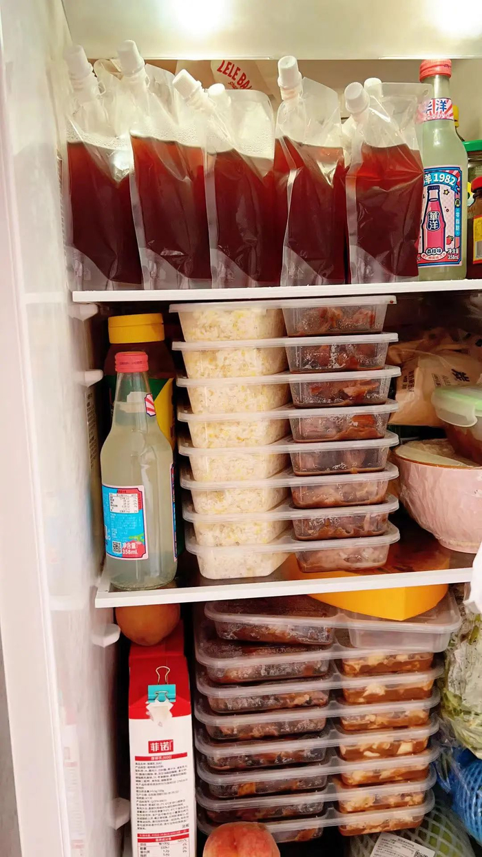查查的冰箱里装满了第二天的午餐，受访者供图
