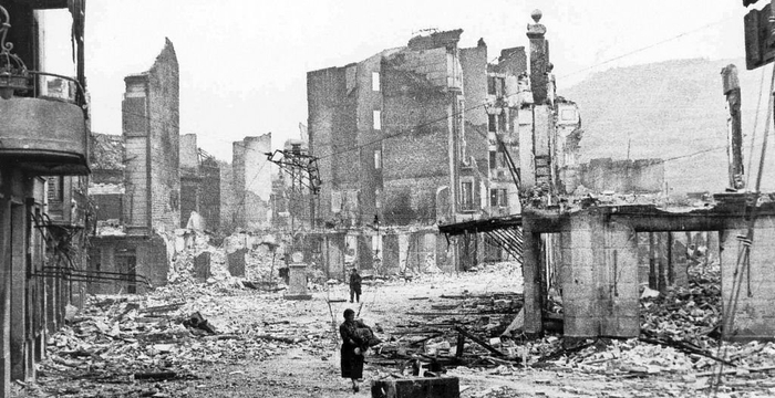 1937年，西班牙内战期间，小镇格尔尼卡遭到德国和意大利飞机轰炸。