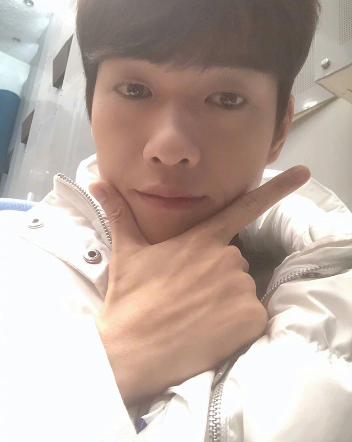 魏大勋好爱这个自拍姿势啊|魏大勋_新浪新闻