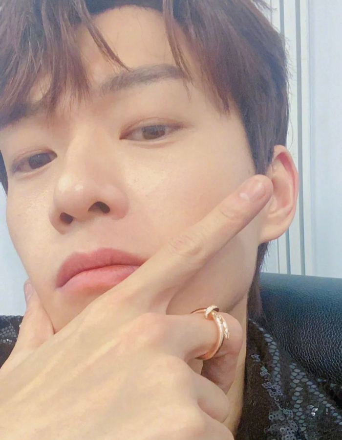 魏大勋好爱这个自拍姿势啊|魏大勋_新浪新闻