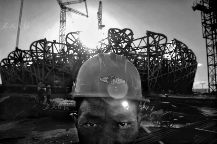 ↑2006年6月，北京，鸟巢（国家体育场）。这位来自河南省的农民工面对照相机的镜头略带胆怯。工人日报 于文国 摄
