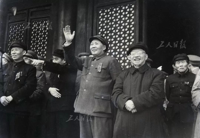 ↑1950年5月1日，建国后第一个“五一”国际劳动节，在天安门城楼，毛主席向游行群众挥手。工人日报 陈勃 摄 