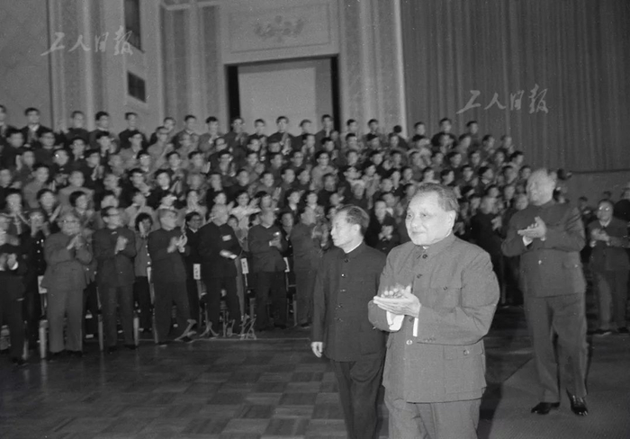 ↑1983年10月，北京，邓小平等中央领导同志接见参加中国工会十大的全体代表。工人日报 张宪 摄