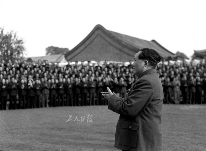 ↑1953年5月，中国工会第七次全国代表大会，毛主席接见与会代表并合影。工人日报 陈勃 摄