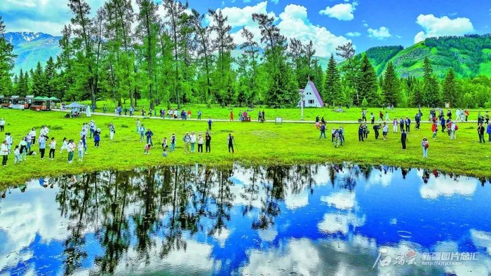 7月3日，游客在喀纳斯景区游览观光（无人机摄）。夏日的喀纳斯清凉宜人，景色如画，让人流连忘返。赵桂锐摄