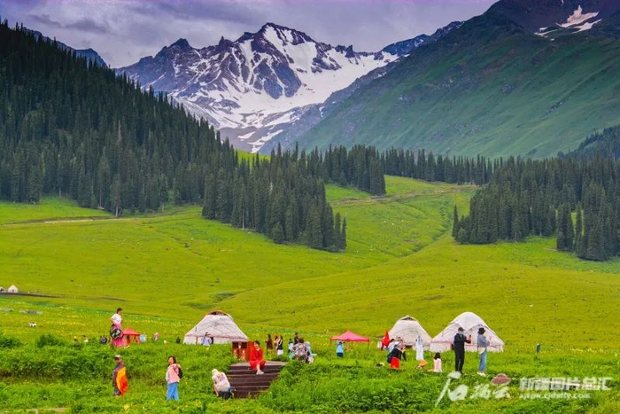 7月1日，游客在那拉提空中草原游玩拍照。韩峻摄