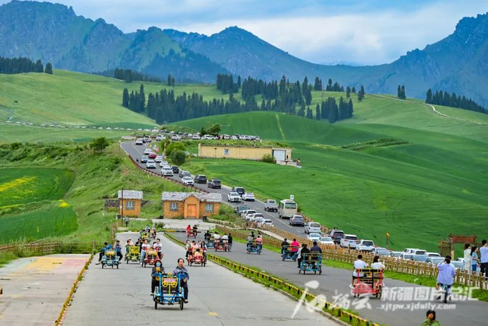 6月29日，游客在奇台县江布拉克景区内骑车游玩。陶维明摄