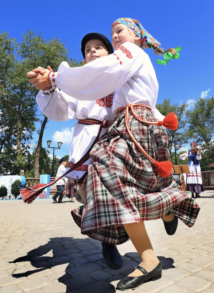 白俄罗斯举办民族舞蹈比赛|白俄罗斯|维捷布斯克|科夫_新浪新闻