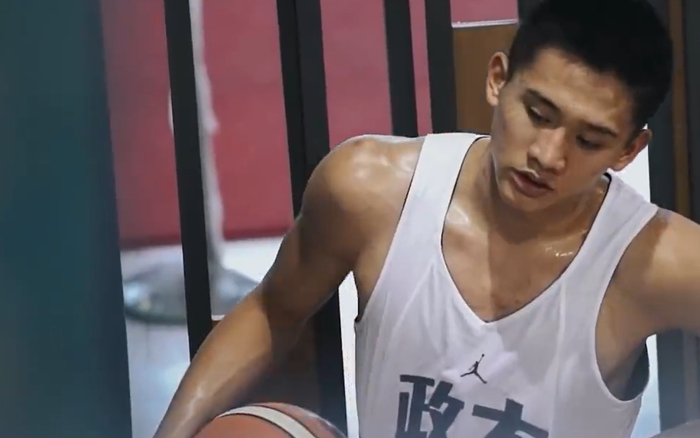 林彦廷在台湾政大经历了4年大学篮球的磨砺。  视频截图