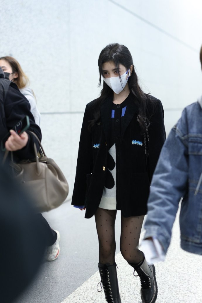 鞠婧祎机场饭拍|鞠婧祎_新浪新闻