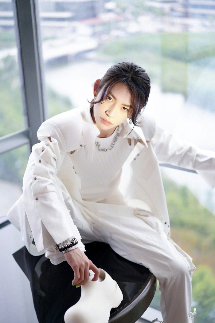 来品品小鬼最新造型,几缕蓝色挑染发丝配上一身纯白……|小鬼|发型