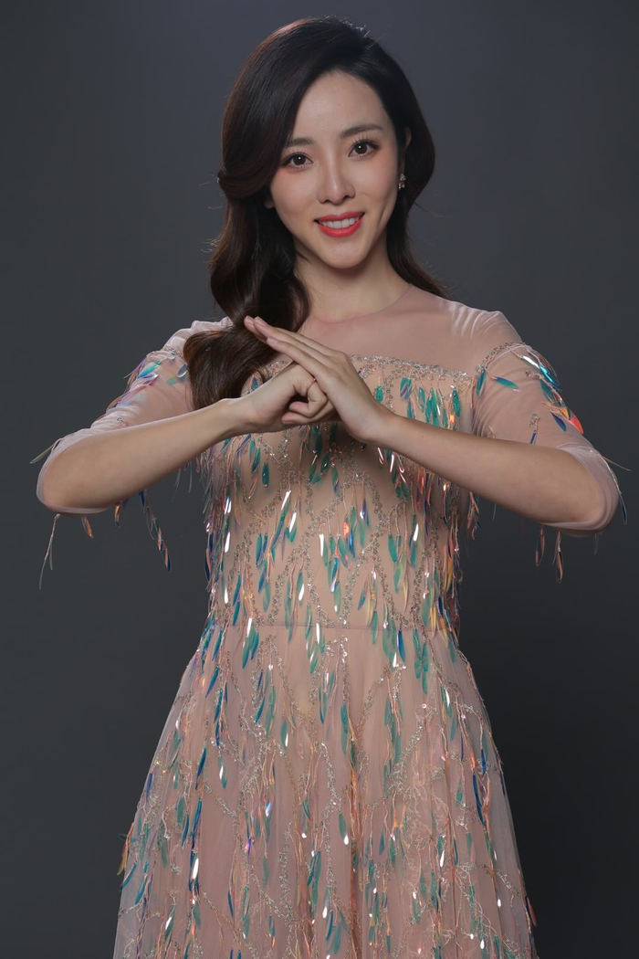 央视主持人李思思高清怼脸生图|李思思_新浪新闻