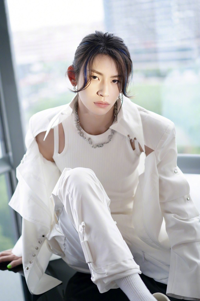 来品品小鬼最新造型,几缕蓝色挑染发丝配上一身纯白