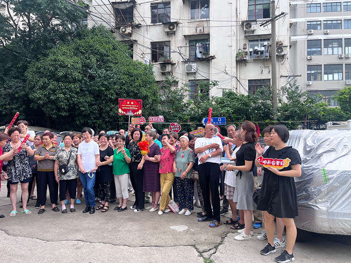 7月3日，居民庆祝旧住房改建签约率达100%。 澎湃新闻记者 林子尧 图