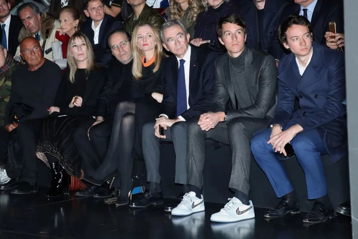 lisa被曝巴黎约会首富儿子lvhm代言拿到手软王子公主照进现实