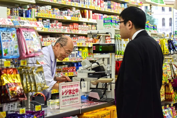 日本人口老龄化严重，东京街头随处可见老年工作者。图 / 视觉中国