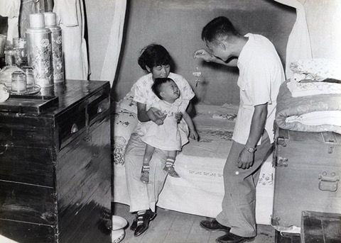 改造成功后，工人新村里其乐融融的一家人。 澎湃新闻 资料